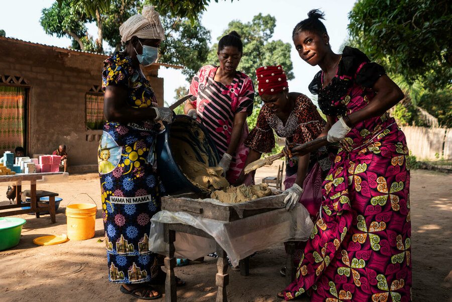 في الكونغو ..  «صناعة الصابون» تعكس قدرة النساء على الصمود ودعم أسرهن