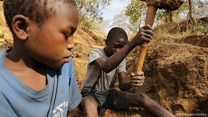 شاهيناز العقباوي تكتب| أطفال أفريقيا وأسوأ أشكال العمالة