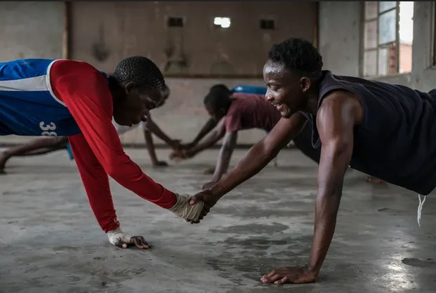من العدم إلى الوجود.. “أريفونسو” بطل الملاكمة يلهم الشباب في زيمبابوي