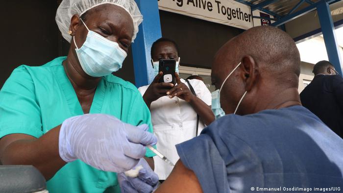 المخاطر لا تزال قائمة.. طرح بطيء وغير عادل للقاحات كورونا في أفريقيا