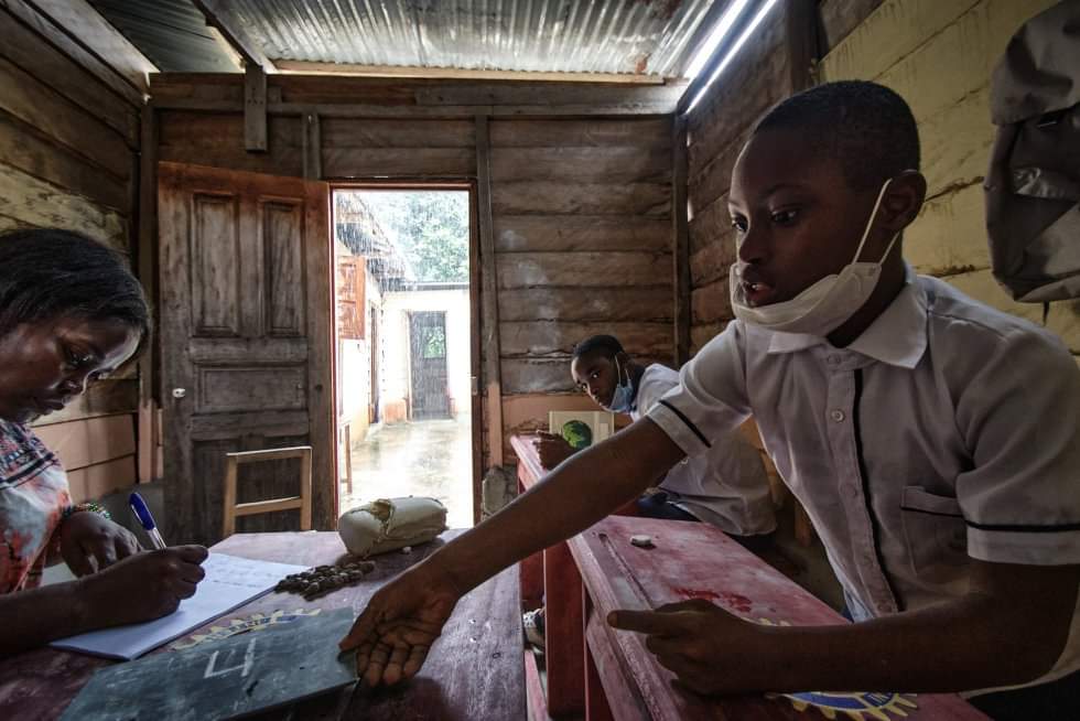لا مزيد من العزلة.. معلمة تكافح لتغيير حياة الصم في غينيا الاستوائية