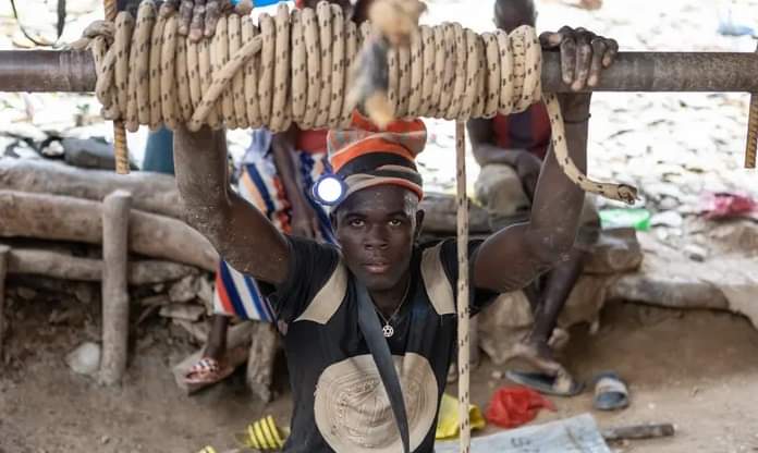 في السنغال.. عمال مناجم الذهب يبحثون عن الجنة المفقودة