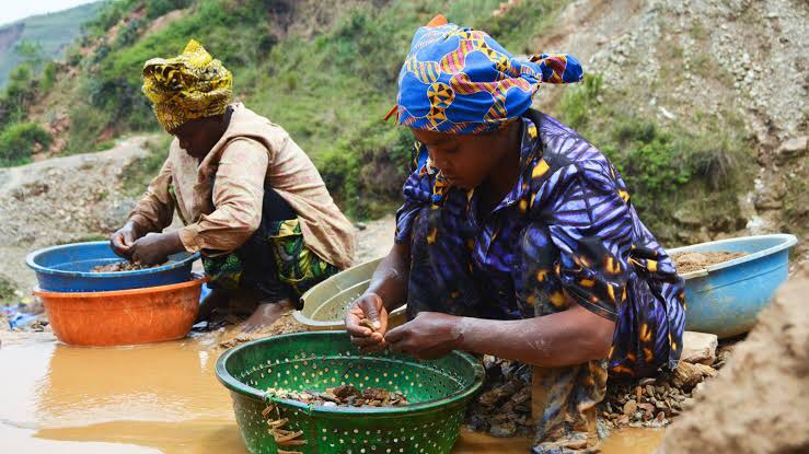 تحت راية واحدة.. عاملات المناجم في الكونغو يناضلن من أجل حقوقهن